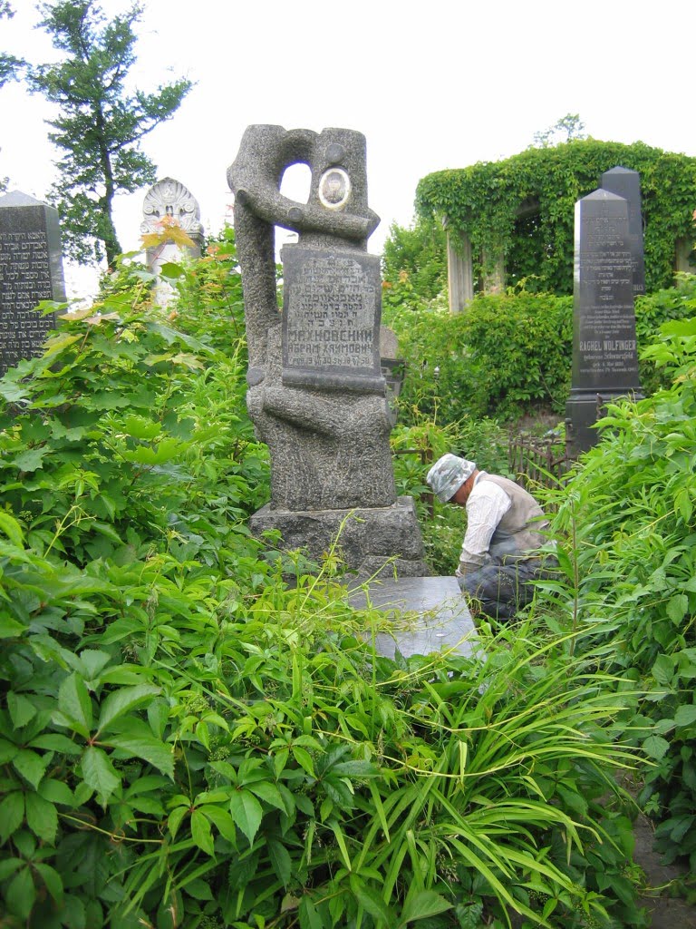 Jewish cemetery in Chernivtsi, 2006. Photo © Ruth Ellen Gruber