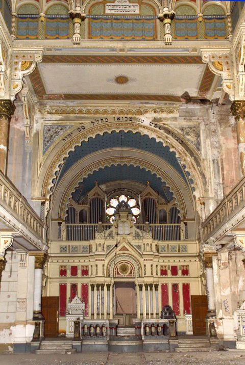 Looking toward the Ark, with the organ behind it. Fabric Synagogue, Timisoara. Photo © Anna Szentgyörgyi