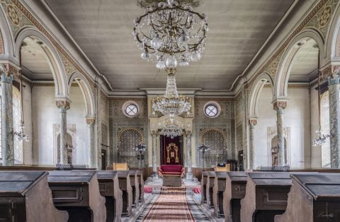 In this general view of the Benfeld synagogue before the renovation, cracks in the ceiling are visible. Photo: Pavlina/Consistoire Israelite du Bas Rhin