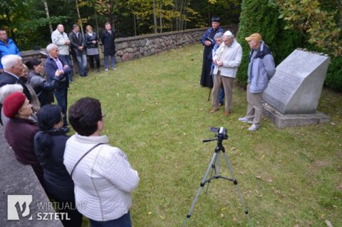 Prayers at the monument in the Jeleniewo Jewish cemetery in 2016. Photo: Krzysztof Bielawski