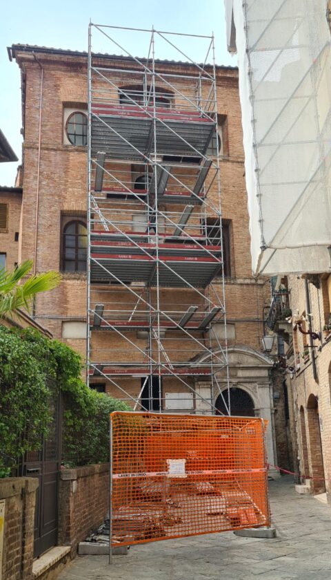 Scaffolding on the front of the Siena synagogue. Photo courtesy of Renzo Funaro