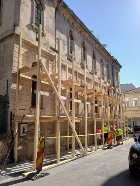Scaffolding on the exterior of the Constanta synagogue. Photo courtesy of FEDROM
