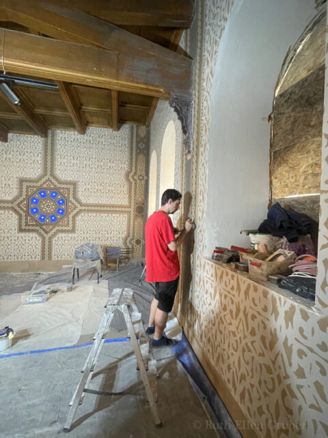 Esterts restore the decoration in the Cetate synagogue, Timisoara
