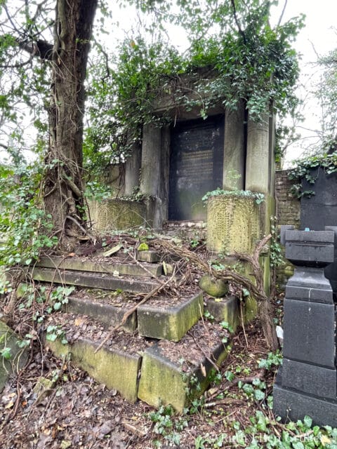 Greiner family tomb before renovation, Feb. 2024. Kozma utca Jewish cemetery, Budapest