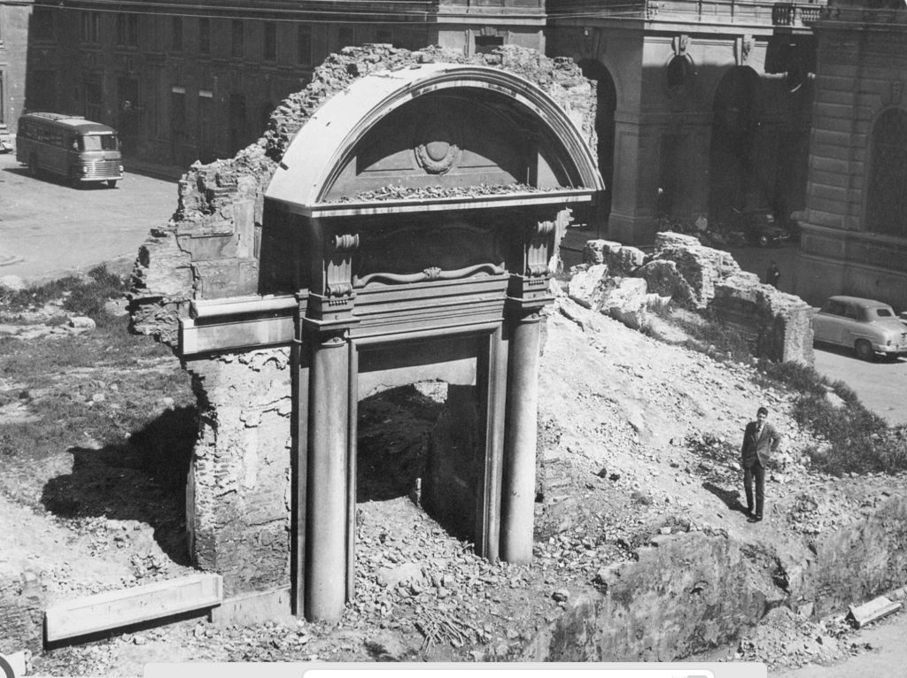 The Livorno portal amid the ruins of the synagogue. Photo courtesy of Renzo Funaro