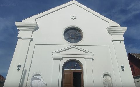 Screen grab of the restored facade of the synagogue in Jászapáti, Hungary